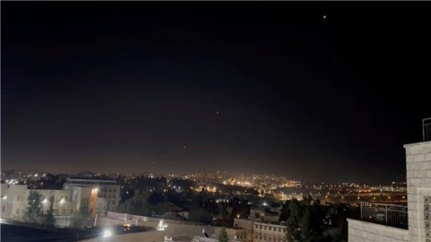 Nach Irans Großangriff: Schlägt Israel zurück? Dieses Videostandbild zeigt, wie Abfangraketen über Jerusalem in den Himmel geschossen werden.