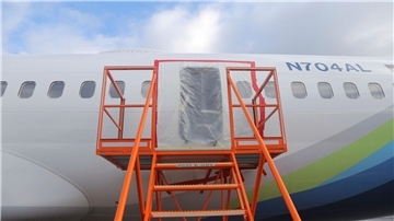 Dieses vom National Transportation Safety Board veröffentlichte Bild zeigt ein klaffendes Loch an der Stelle, an der sich die verkleidete Tür im Bereich des Rumpfes von Alaska Airlines Flug 1282 befand.