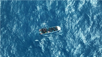 Dieses von der humanitären Organisation Sea-Watch zur Verfügung gestellte Bild zeigt Menschen in Seenot auf dem Mittelmeer.