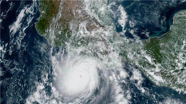 Dieses von der NOAA zur Verfügung gestellte Satellitenbild zeigt den Hurrikan „Otis“, der sich der mexikanischen Pazifikküste nahe Acapulco nähert.