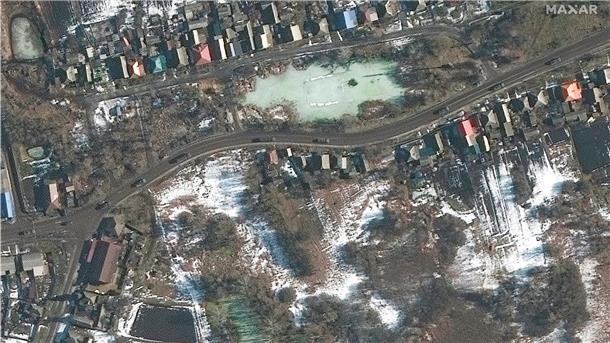 Dieses von Maxar Technologies zur Verfügung gestellte Satellitenbild vom Mittwoch, 23. Februar 2022, zeigt einen Teil eines Militärkonvois, der sich in und um Golovchino, Russland, nach Süden bewegt.