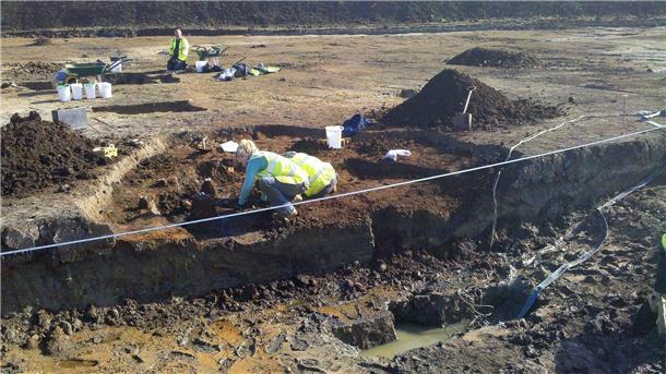 Ei aus römischer Zeit im Inneren noch flüssig Dieses von Oxford Archaeology zur Verfügung gestellte Foto zeigt die Ausgrabungsstätte im mittelenglischen Aylesbury.