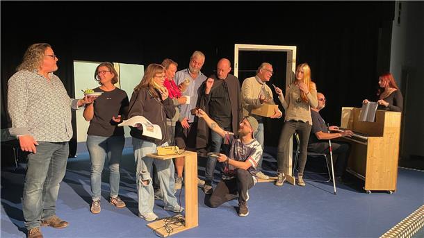 Gruppe auf einer Theaterbühne