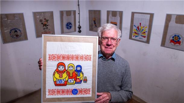 Rentner sammelt Zehntausende Plastiktüten Dieter Luchs, Sammler von DDR-Einkaufstüten, zeigt eine Plastiktüte mit dem Matrjoschka-Motiv.