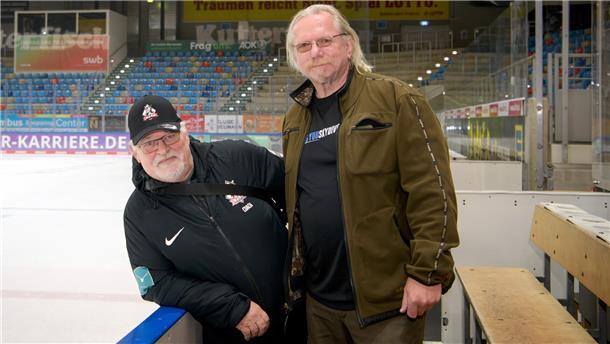 Dieter Müller (li.) und Rob van Keeken in der heutigen Eisarena. Das Duo stand in den Anfangsjahren des RSC Bremerhaven auf dem Eis der Stadthalle und entfachte das Eishockey-Fieber in der Stadt mit.