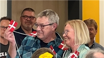 Dieter Padurs Vorliebe für das Urlaubsland Dänemark, deren Bewohner zu den glücklichsten Menschen zählen sollen, wurde auch von dem Personalrat hervorgehoben, der ihm im Namen des Kollegiums zum Abschied einen Betrag zur Ferienkasse für den anstehenden Urlaub überreichte. 