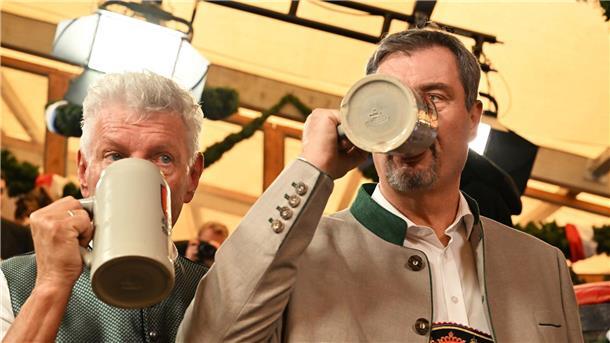 Söder lobt in Lederhose: Wiesn „einfach besser“ als Berlin Dieter Reiter und Markus Söder - und die erste Maß Bier.