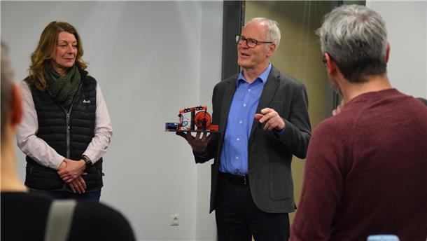 Dieter Sichau (Mitte) führte die Mitglieder des Wirtschaftsausschusses am Donnerstagabend durchs Innovationszentrum. Dort gab es für die Gäste einiges zu entdecken.