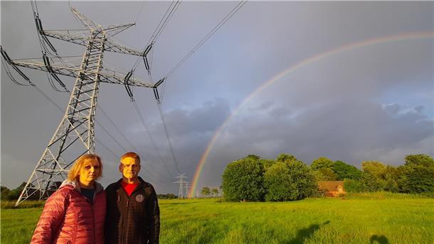 Dieter Timmermann und Lara Theesen wehren sich dagegen, dass die Hochspannungstrasse noch näher an ihr Haus (im Hintergrund) heranrückt. Deshalb haben sie Einspruch gegen die Planungen von Tennet eingelegt.