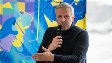 Hamann klar in VAR-Diskussion: Schiedsrichter „überfordert“ Dietmar Hamann fordert ein einheitliches Vorgehen im DFB-Pokal - entweder den gesamten Wettbewerb mit VAR oder gar nicht.