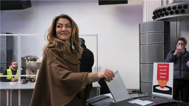 Rechtspopulist Wilders strebt nach Wahlsieg Koalition an Dilan Yesilgöz, Spitzenkandidatin der rechtsliberalen Volkspartei für Freiheit und Demokratie will Nachfolgerin ihres Parteifreundes Mark Rutte und damit erste Frau an der Spitze der Regierung werden.