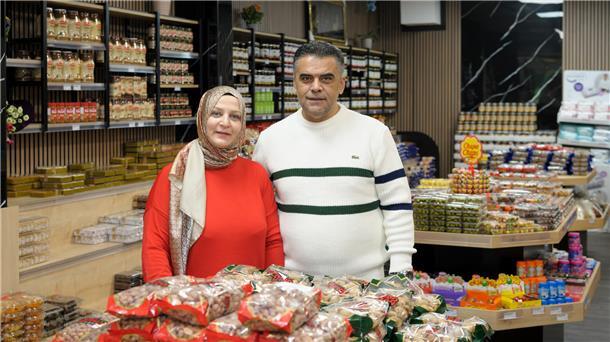 Neuer Laden in Bremerhaven: „Nussgarten“ mit türkischen Leckereien eine Frau und ein Mann in einem Geschäft in dem Nüsse, Süßigkeiten und Marmeladen verkauft werden