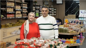 Neuer Laden in Bremerhaven: „Nussgarten“ mit türkischen Leckereien eine Frau und ein Mann in einem Geschäft in dem Nüsse, Süßigkeiten und Marmeladen verkauft werden
