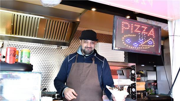 Dönergate? Das steckt hinter den Vorwürfen gegen Dinos Döner in Bremerhaven Dincer Kirhan alias Dino in seinem Imbisswagen.