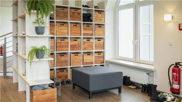 Silent Travel: Upstalsboom setzt im Nordseebad Wremen auf neuen Reisetrend Direkt am Eingang können Hotelgäste ihre Schuhe in schönen Holzboxen abstellen.