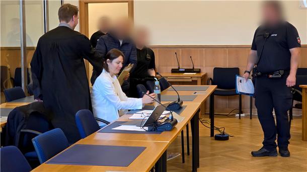 Mehrere Personen in einem Gerichtssaal