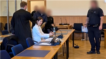 Mehrere Personen in einem Gerichtssaal