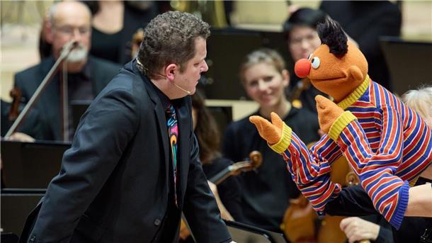 Ernie und Bert singen in der Elbphilharmonie Dirigent David Claessen im Gespräch mit Ernie während des Familienkonzerts im Großen Saal der Elbphilharmonie.