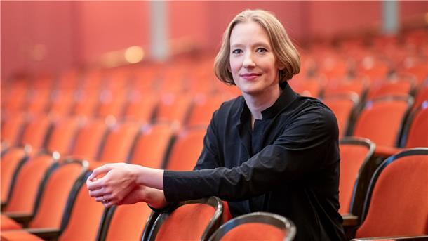Mallwitz: Konzerte sollten erschwinglich für alle sein Dirigentin Joana Mallwitz im Opernhaus des Staatstheaters Nürnberg.