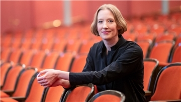 Dirigentin Joana Mallwitz im Opernhaus des Staatstheaters Nürnberg.