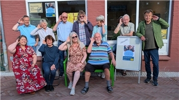 Dirk Cehak (hintere Reihe von links), Barbara Weihe, Peter Tschierschke, Moses Brennemann, Frauke und Gert Willers, Peter Bergholz, Maria Himmert (vorne von links), Juliane Bergholz, Marieta Brennemann und Reinhard Bussenius haben immer freitags von 11 bis 17 Uhr im Zuhör-Café ein offenes Ohr für alle Bürgerinnen und Bürger. Auf dem Foto fehlen Marion Kaiser und Angela Sigee. 