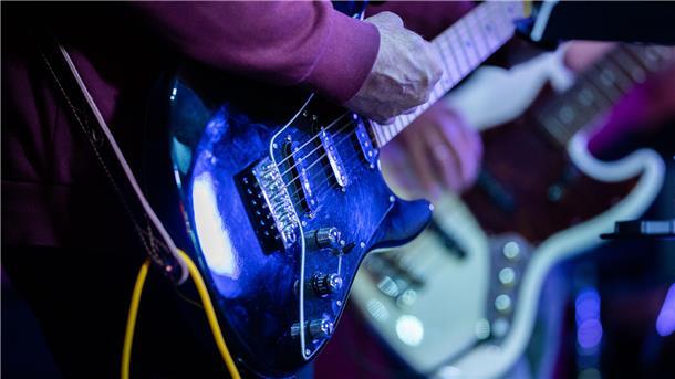 Dirk Heinrich und Jörg Schröder spielen E-Gitarre und Bass.
