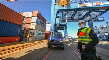 Dirk Hermann und die anderen Bundespolizisten kontrollieren jedes Crew-Mitglied und jeden Passagier auf den Fracht- und Passagierschiffen in Bremerhaven.