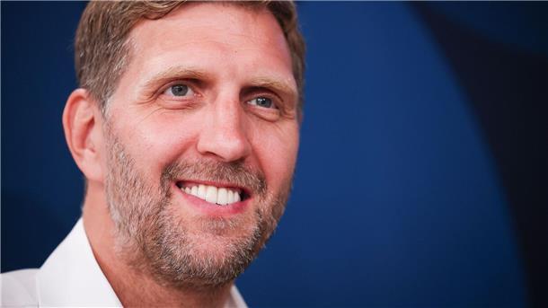 Nowitzki feiert Geburtstag bei Basketball-EM Dirk Nowitzki hat seinen Geburtstag beim Basketball gefeiert.