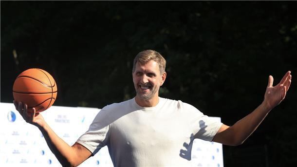 Nowitzki: „Fange wieder das Arbeiten an“ Dirk Nowitzki spielte mit den Kindern Basketball.