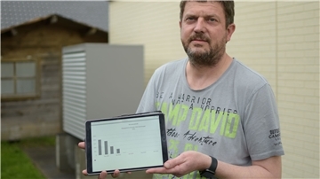 Dirk Ritschel hält sein Tablet in die Kamera.