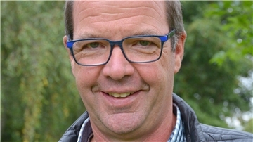 Mann mit Brille. Dirk Warns aus Waddens ist von dem Amt des Vorsitzenden des Butjadinger Gemeinderats zurückgetreten.