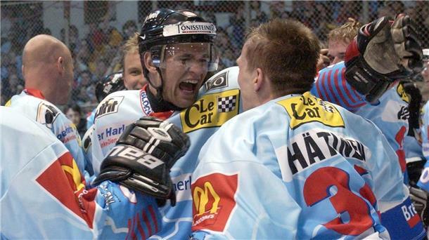 Dirk Wrobel und der damalig REV-Torhüter Markus Hätinen feierten 2004 die Rückkehr der Pinguins in die 2. Bundesliga.