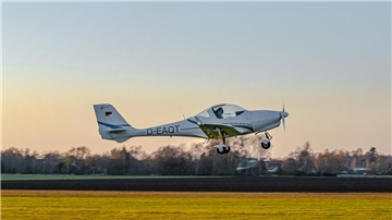Ein Flugzeug hebt ab.