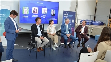 Gruppenfoto bei einer Diskussion. Diskutierten in Bremerhaven das Hongkonger Übereinkommen (von links): Moderator Prof. Dr. Iven Krämer, Umweltingenieur Henning Gramann, Benedetta Mantoan von der NGO Shipbreaking Platform, Helge Bartels von Bernhard Schulte GmbH & Co. KG und Prof. Dr. Raimund Bleischwitz, Leibniz-Zentrum für Marine Tropenforschung.