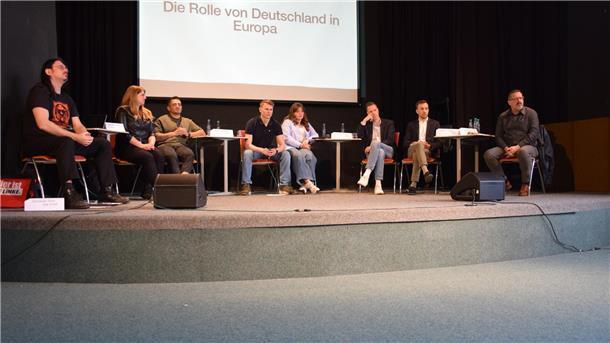 Diskutierten in der Aula mit den Gymnasiasten (von links): Christian Suhr (Linke), Christina-Johanne Schröder (Grüne), Hamza Atilgan (SPD), Jonathan Günther, Sanne Clapham (beide Schülervertreter), Christian Dürr (FDP), Bastian Alfons Ernst (CDU) und Kay Kanstein (AfD).