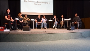 Diskutierten in der Aula mit den Gymnasiasten (von links): Christian Suhr (Linke), Christina-Johanne Schröder (Grüne), Hamza Atilgan (SPD), Jonathan Günther, Sanne Clapham (beide Schülervertreter), Christian Dürr (FDP), Bastian Alfons Ernst (CDU) und Kay Kanstein (AfD).