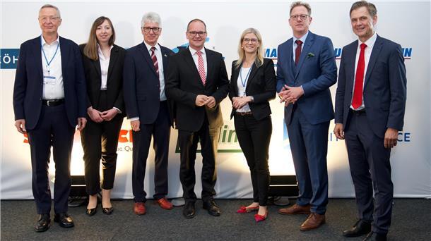 Bild mit  v.l. Michael Harms (Geschäftsführer Ost-Ausschuss der Deutschen Wirtschaft e.V.), Marie-Aude Boulier (Länderreferentin bei der Oldenburgische IHK), Michael Kurz (Bürgermeister Stadt Brake (Unterweser)), Grant Hendrik Tonne (Niedersächsischer Minister für Wirtschaft, Verkehr und Bauen), Inke Onnen-Lübben (Geschäftsführerin Seaports of Niedersachsen GmbH), Michael de Reese (Vorsitzender AG Seehäfen), Jan Müller (Vorstandsvorsitzender J. Müller SE)