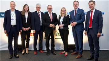 Bild mit  v.l. Michael Harms (Geschäftsführer Ost-Ausschuss der Deutschen Wirtschaft e.V.), Marie-Aude Boulier (Länderreferentin bei der Oldenburgische IHK), Michael Kurz (Bürgermeister Stadt Brake (Unterweser)), Grant Hendrik Tonne (Niedersächsischer Minister für Wirtschaft, Verkehr und Bauen), Inke Onnen-Lübben (Geschäftsführerin Seaports of Niedersachsen GmbH), Michael de Reese (Vorsitzender AG Seehäfen), Jan Müller (Vorstandsvorsitzender J. Müller SE)