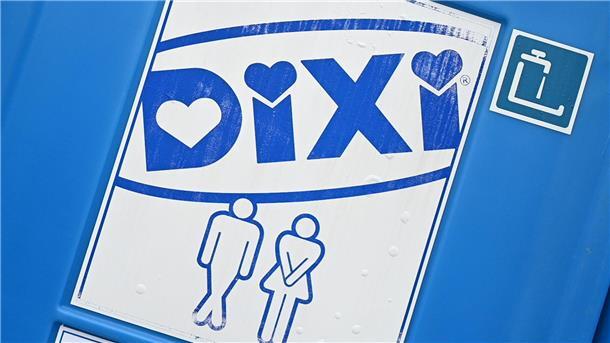 Sail Bremerhaven: So viele Toiletten für Menschenmassen Ein Schild mit einem Symbol für eine Dixi-Klo.