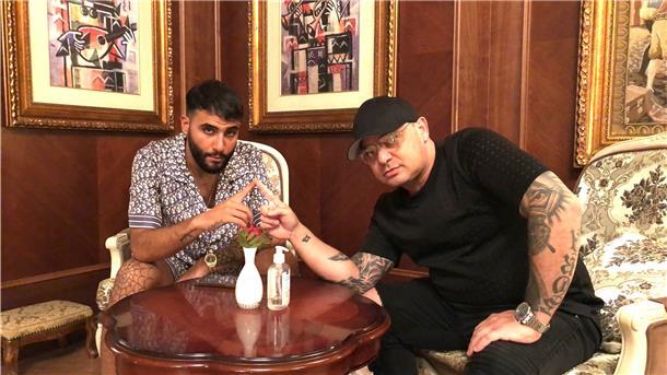 DJ Vlader steht derzeit als Bühnenpartner und Produzent des deutschen Rappers Samra (links) unter Vertrag.