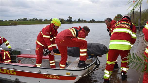 DLRG-Ortsgruppe Bremervörde bei Großübung an der Weser beteiligt DLRG-Retter bringen eine verletzte Person von Bord des Mehrzweckbootesbootes „POSEIDON“. Die Übung simulierte eine komplexe Unwetterlage mit mehreren gekenterten Booten und Verletzten.