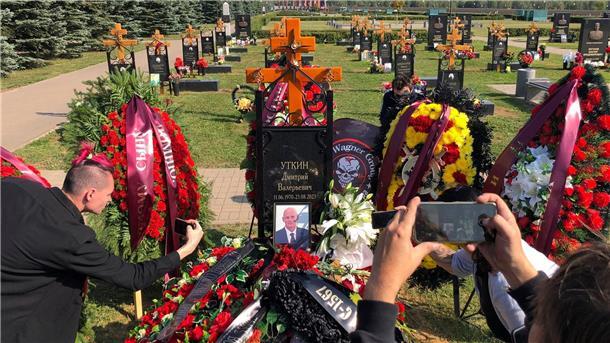 Wagner-Kommandeur Utkin mit militärischen Ehren beerdigt Dmitri Utkin wurde auf dem Föderalen Militärfriedhof bei Moskau beigesetzt.