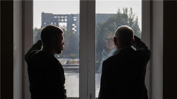 Dmytro Falko (l), Vorsitzender des Stadtrats von Mykolajiw, und Entwicklungsstaatssekretär Jochen Flasbarth (SPD) stehen zusammen im Rathaus.