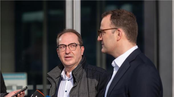 Dobrindt (l) zeigt sich trotz der Umfrage optimistisch. 
