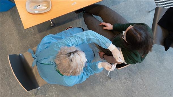 Doch noch zur Impfung: Bis zum 15. März müssen unter anderem Pflegekräfte in Seniorenheimen und Krankenhäusern geimpft sein.