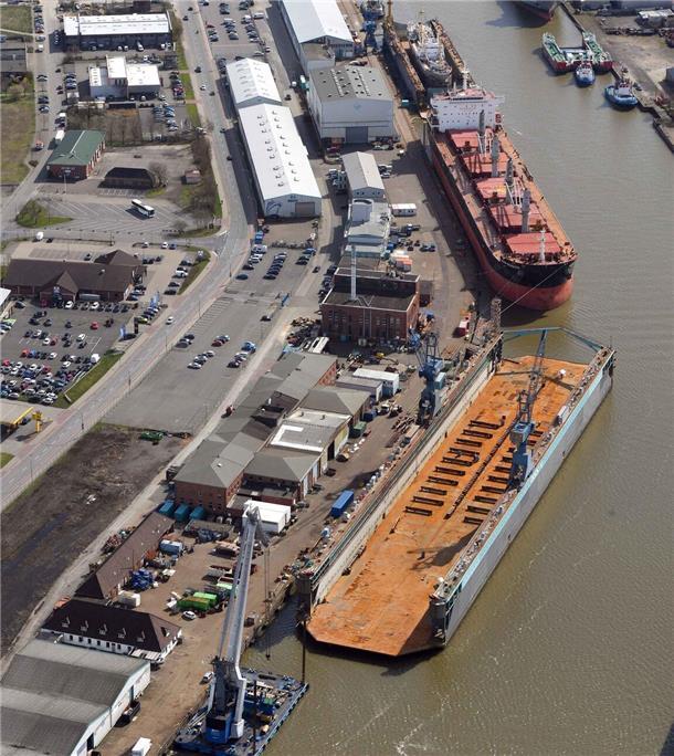 Dock V - hier noch im Kaiserhafen I liegend - macht sich heute auf den Weg nach Jamaika.