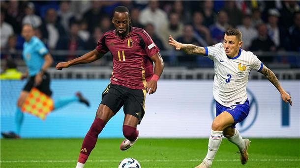 Dodi Lukebakio (l) sorgte zu Spielbeginn für Gefahr.