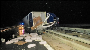 Dönerspieße liegen nach einem Lkw-Unfall auf der Autobahn 81 in Baden-Württemberg.