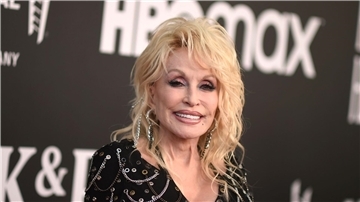 Dolly Parton bei der Einführungszeremonie der Rock & Roll Hall of Fame 2022.