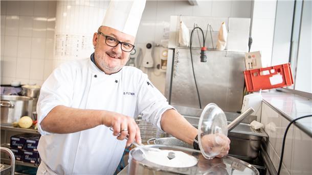 Dominik Flettner, Küchenchef im Bremerhavener Atlantic Sail City Hotel, zeigt dass Resteessen ein Genuss sein kann.